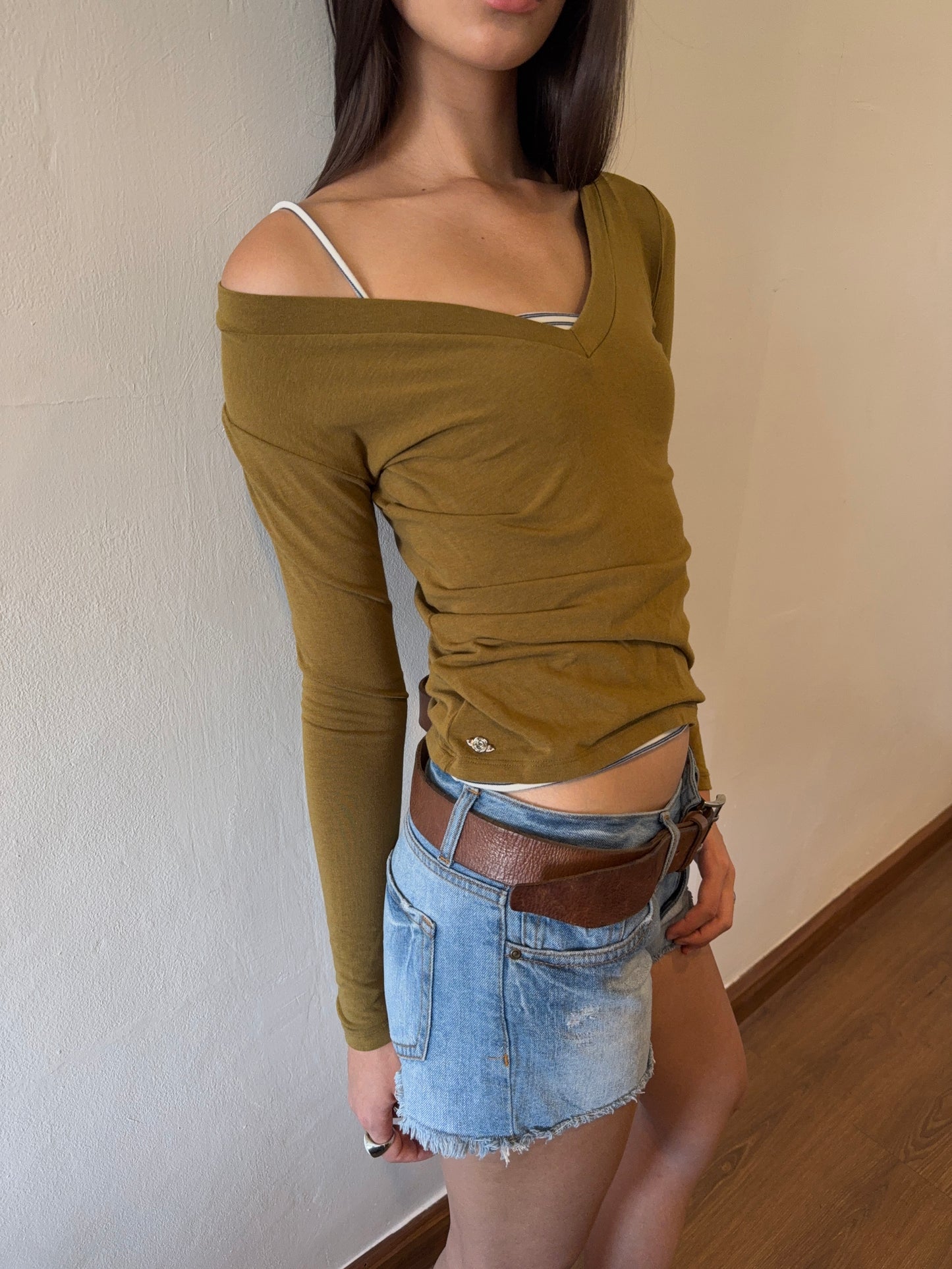 SHAYLA—V NECK TOP