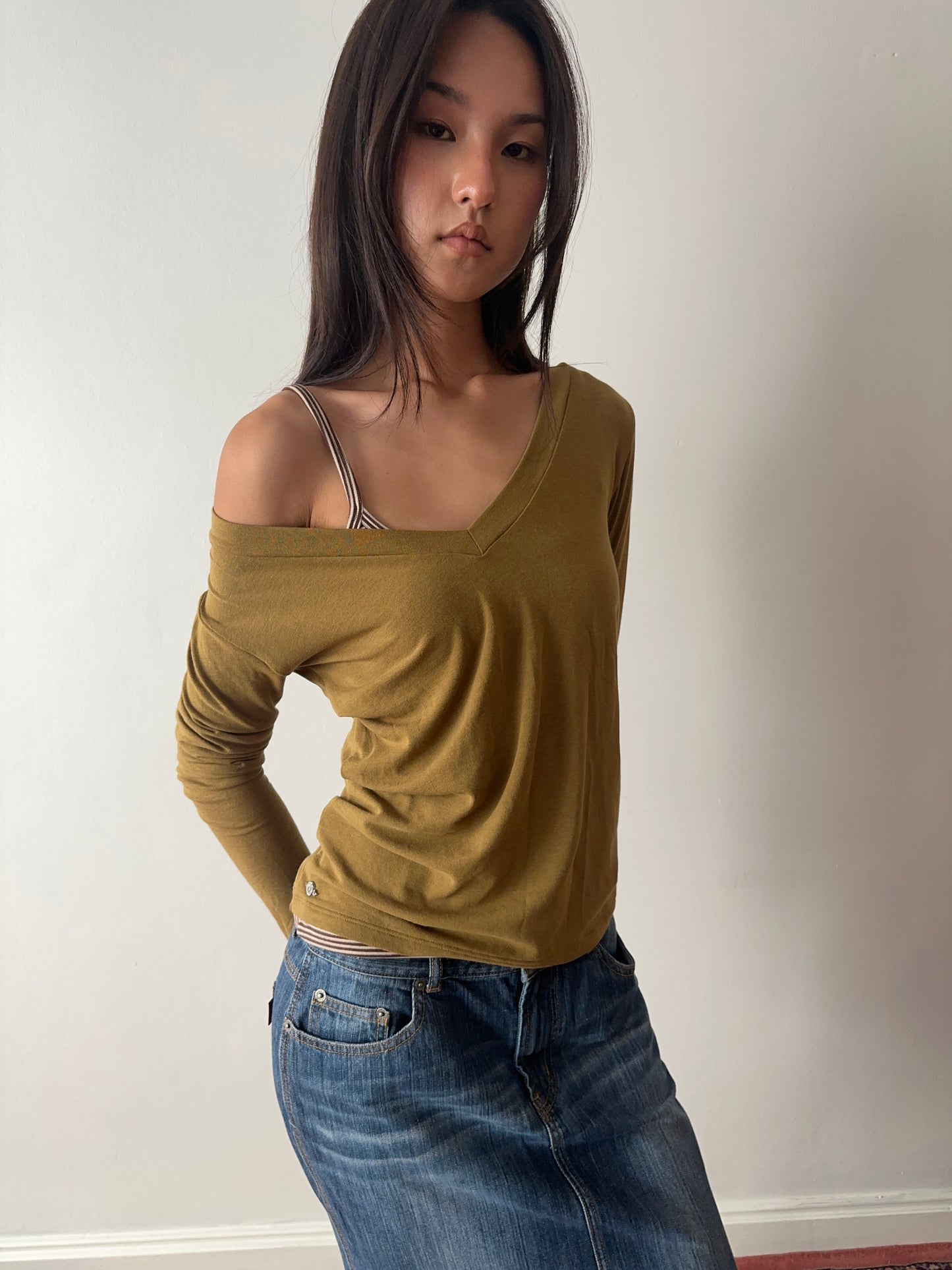 SHAYLA—V NECK TOP