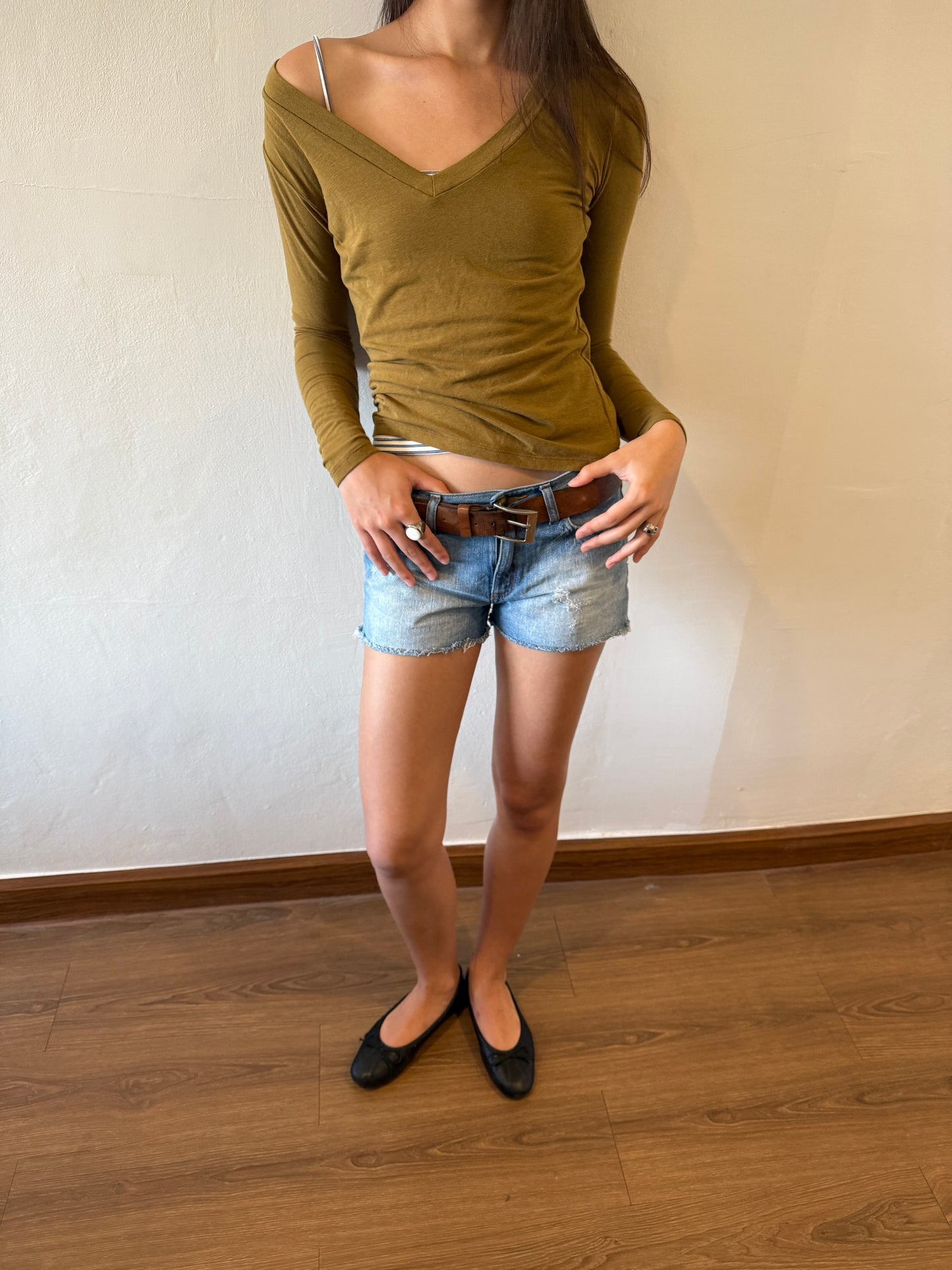 SHAYLA—V NECK TOP
